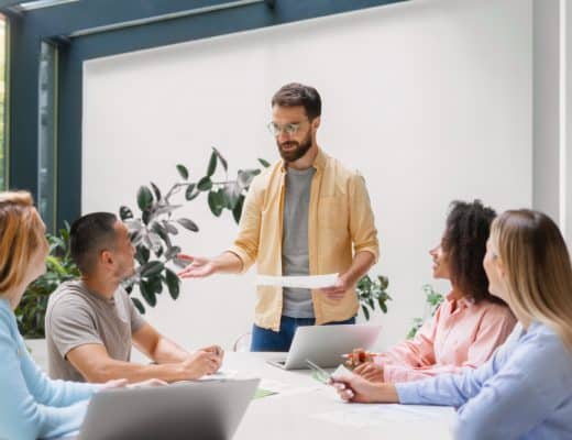 Coach professionnel : pourquoi devraient-ils élargir leur expertise à l’accompagnement des jeunes ?