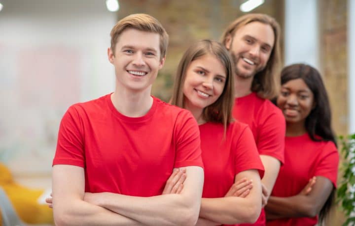 Comment les t-shirts personnalisés valorisent votre marque et vos équipes